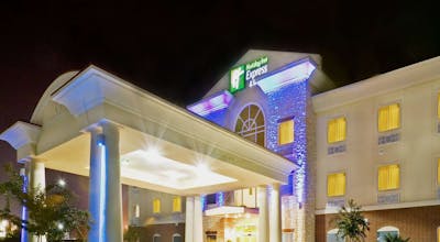 Holiday Inn Express Hotel & Suites New Boston