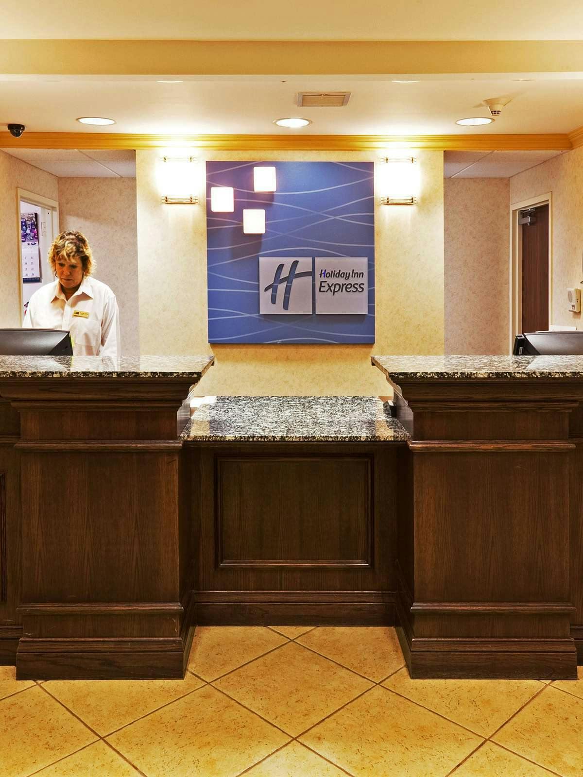Hotel Holiday Inn Express Hotel & Suites Muskogee photo 3