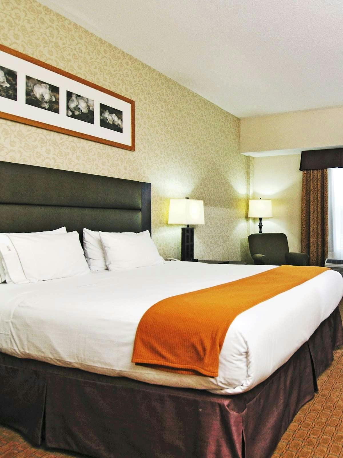 Hotel Holiday Inn Express Hotel & Suites Ottawa Airport photo 1