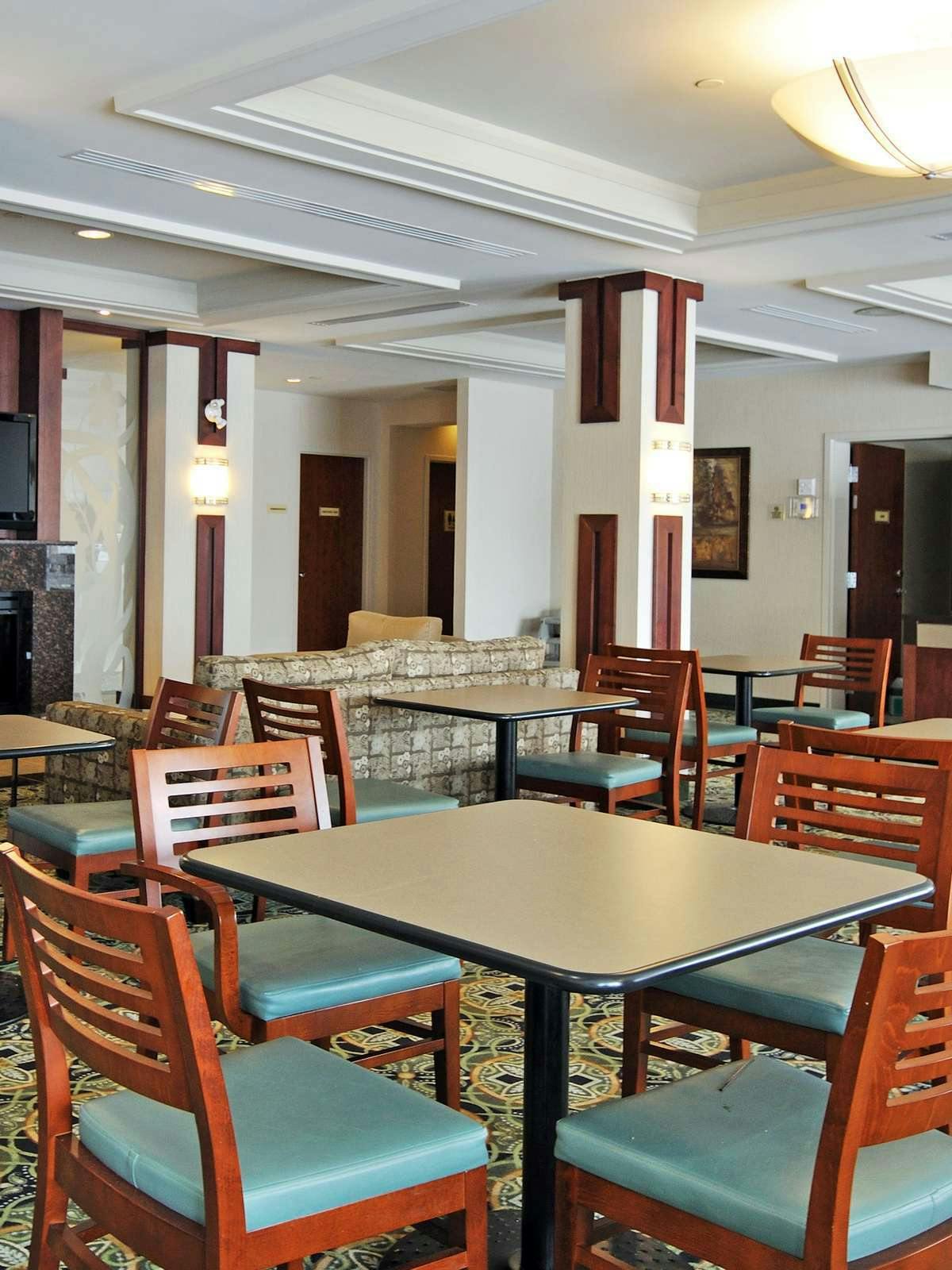 Hotel Holiday Inn Express Hotel & Suites Ottawa Airport photo 4