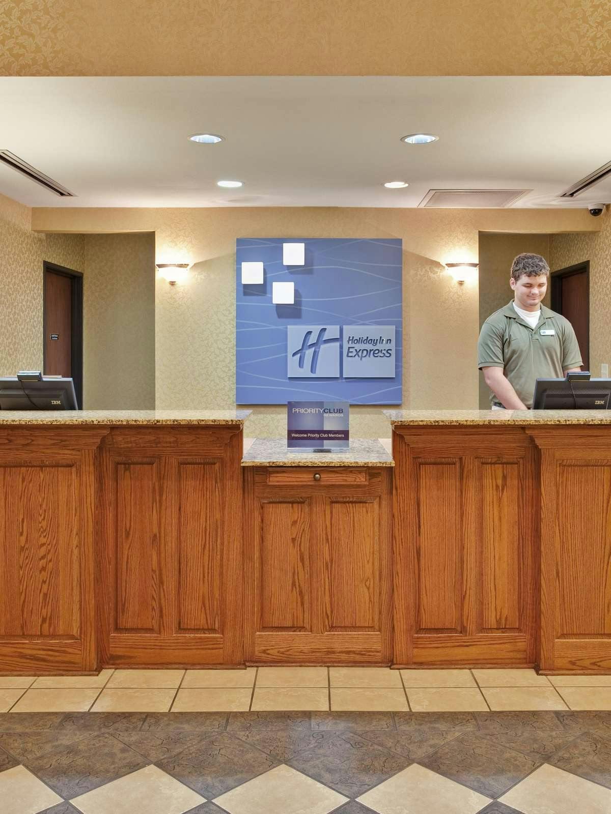 Hotel Holiday Inn Express Hotel & Suites Paragould photo 3