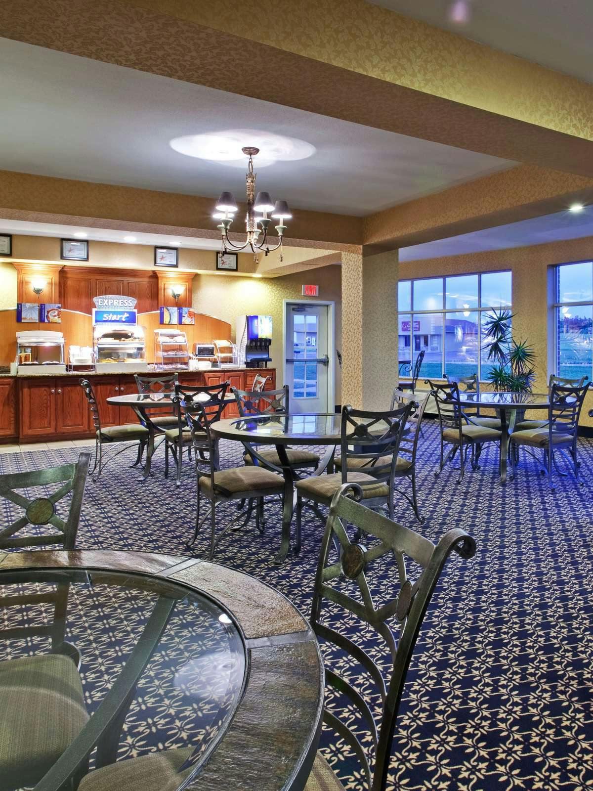 Hotel Holiday Inn Express Hotel & Suites Paragould photo 4