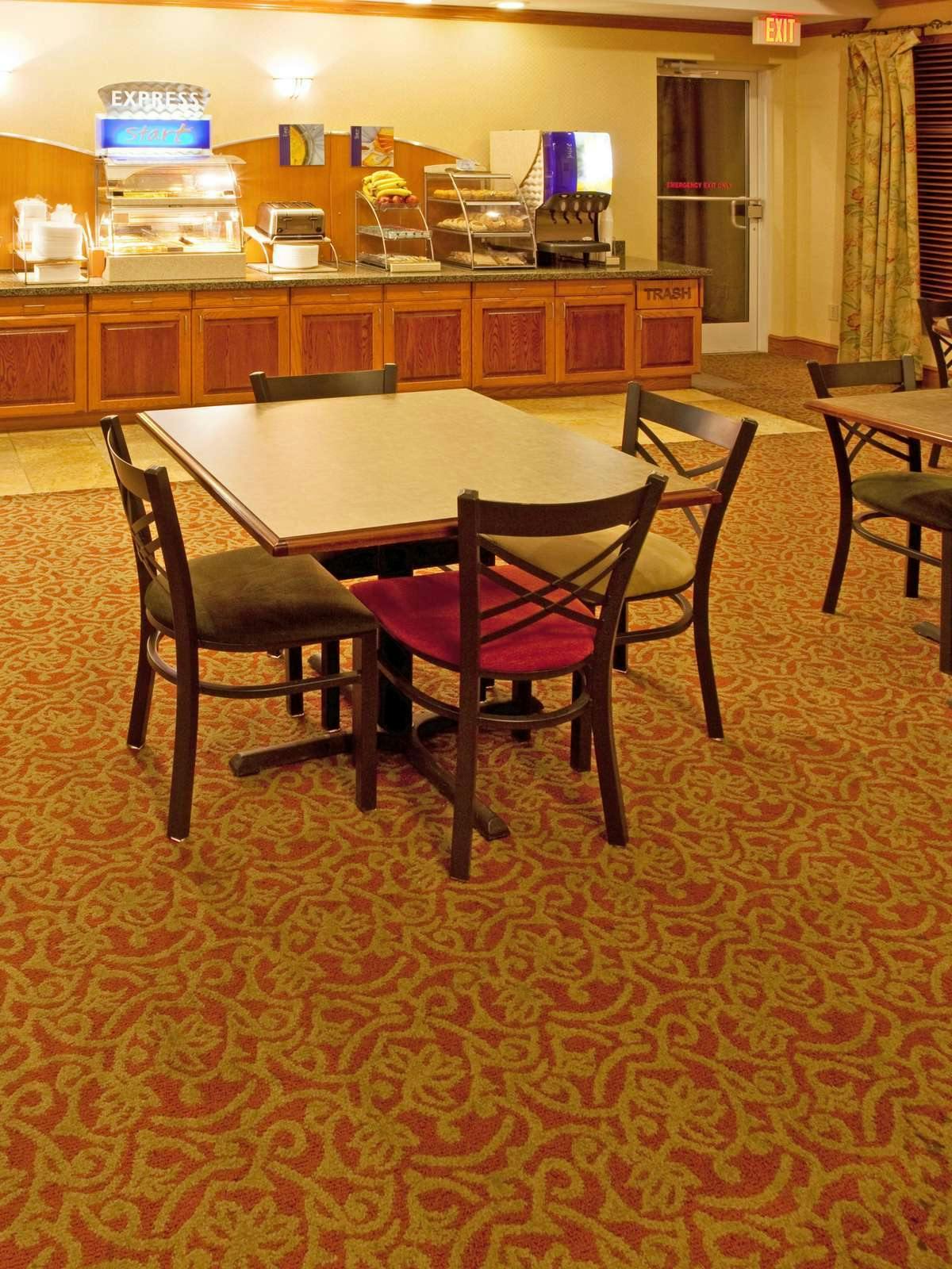 Hotel Holiday Inn Express Hotel & Suites Parkersburg Mineral Wells photo 5