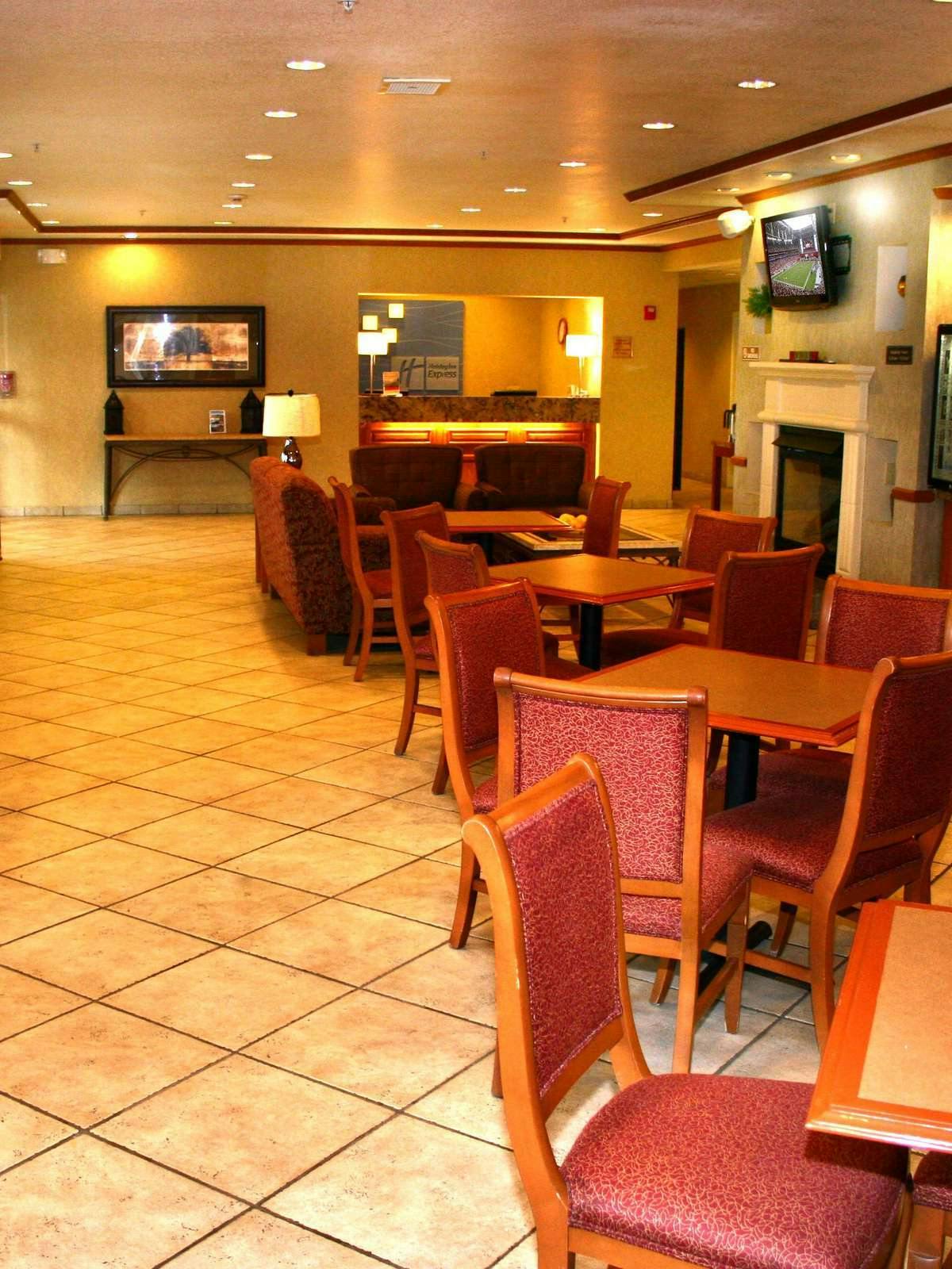 Hotel Holiday Inn Express Hotel & Suites Peoria photo 3