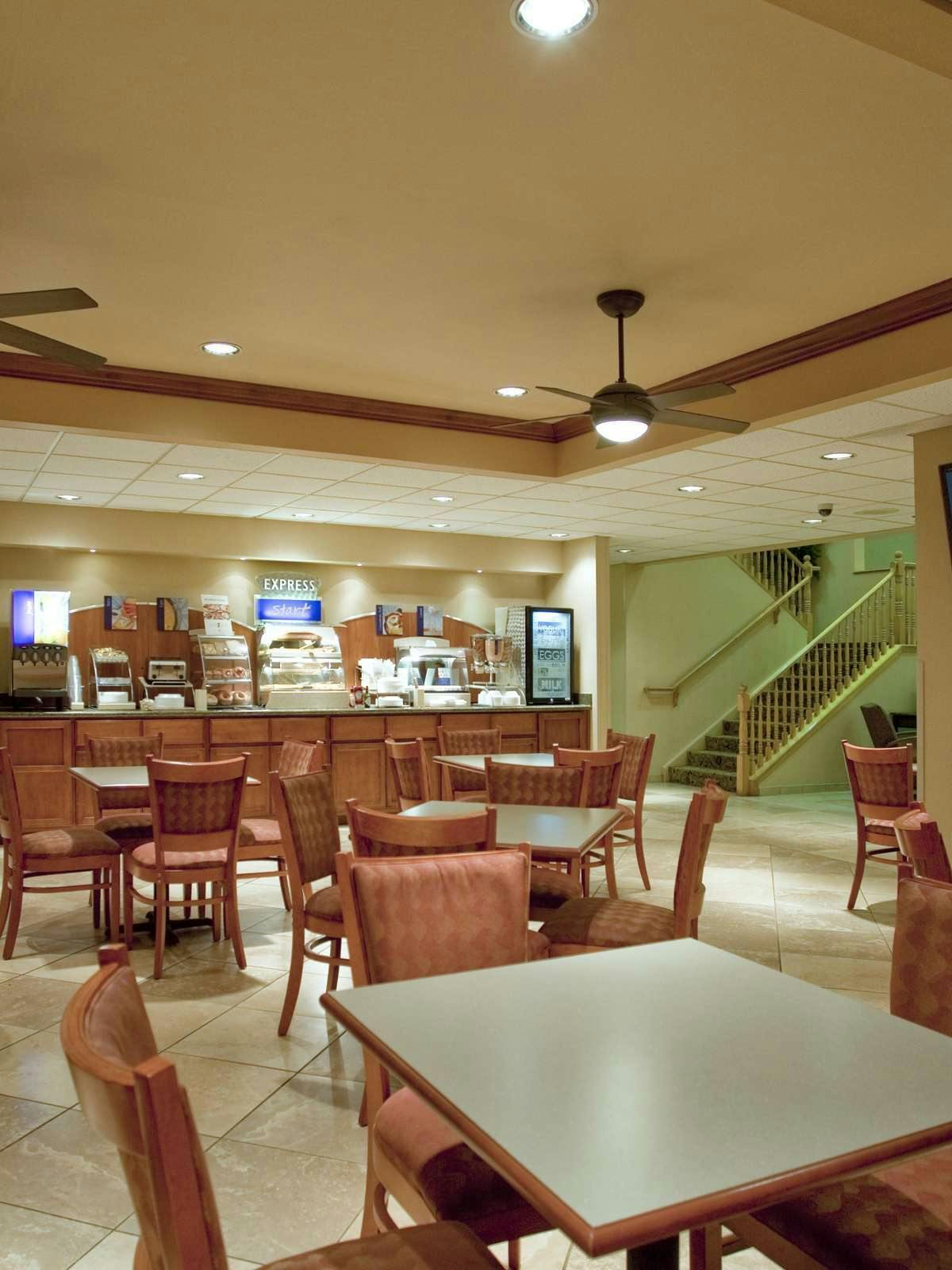 Hotel Holiday Inn Express Hotel & Suites Phoenix Airport photo 3