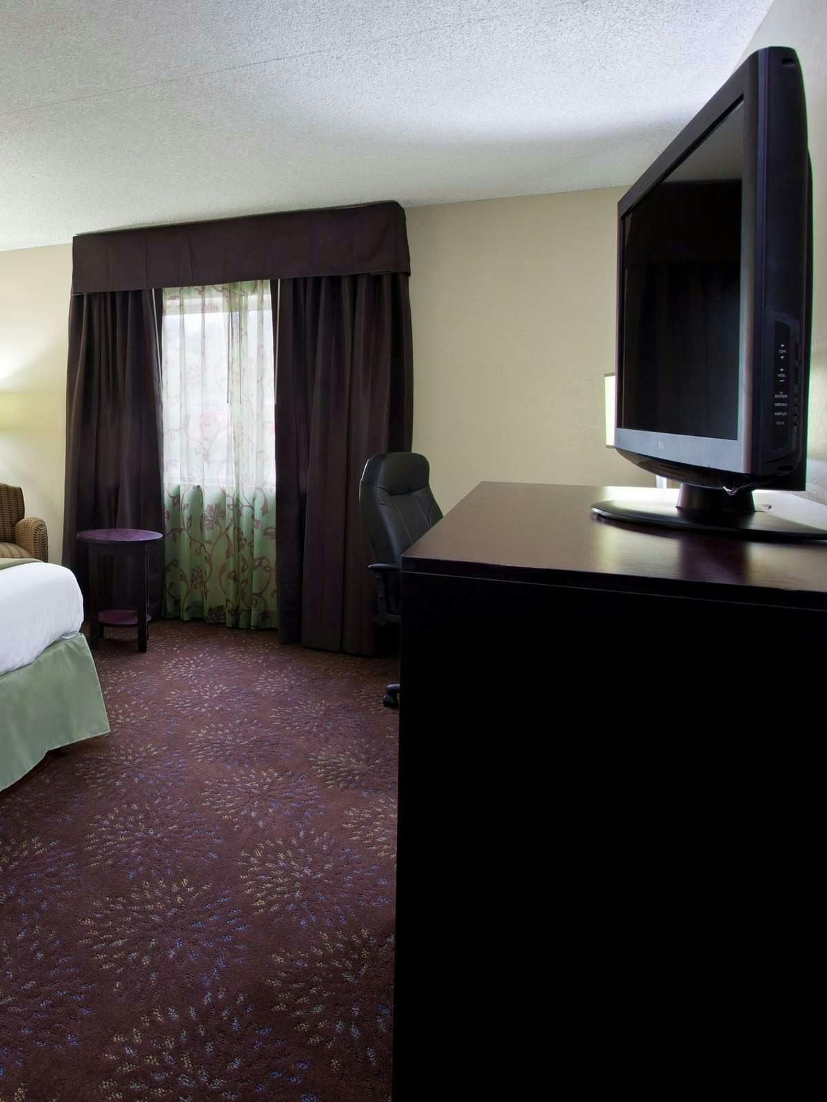 Hotel Holiday Inn Express Hotel & Suites Pittsburgh Airport photo 3