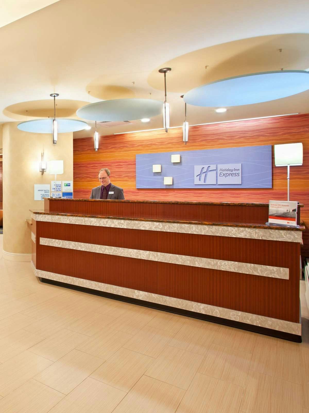 Hotel Holiday Inn Express Hotel & Suites Pittsburgh Airport photo 5