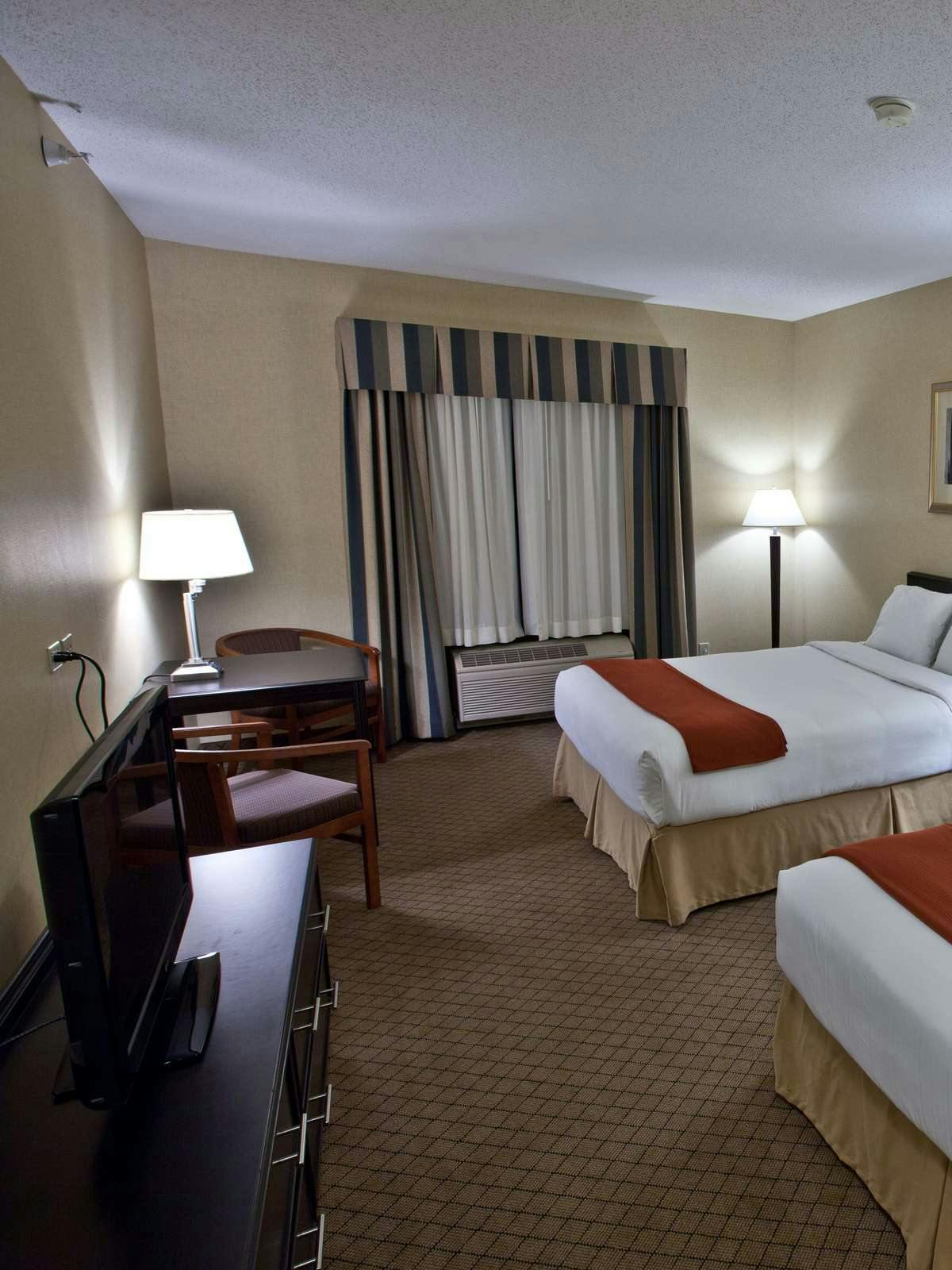 Hotel Holiday Inn Express Hotel & Suites Plymouth photo 2