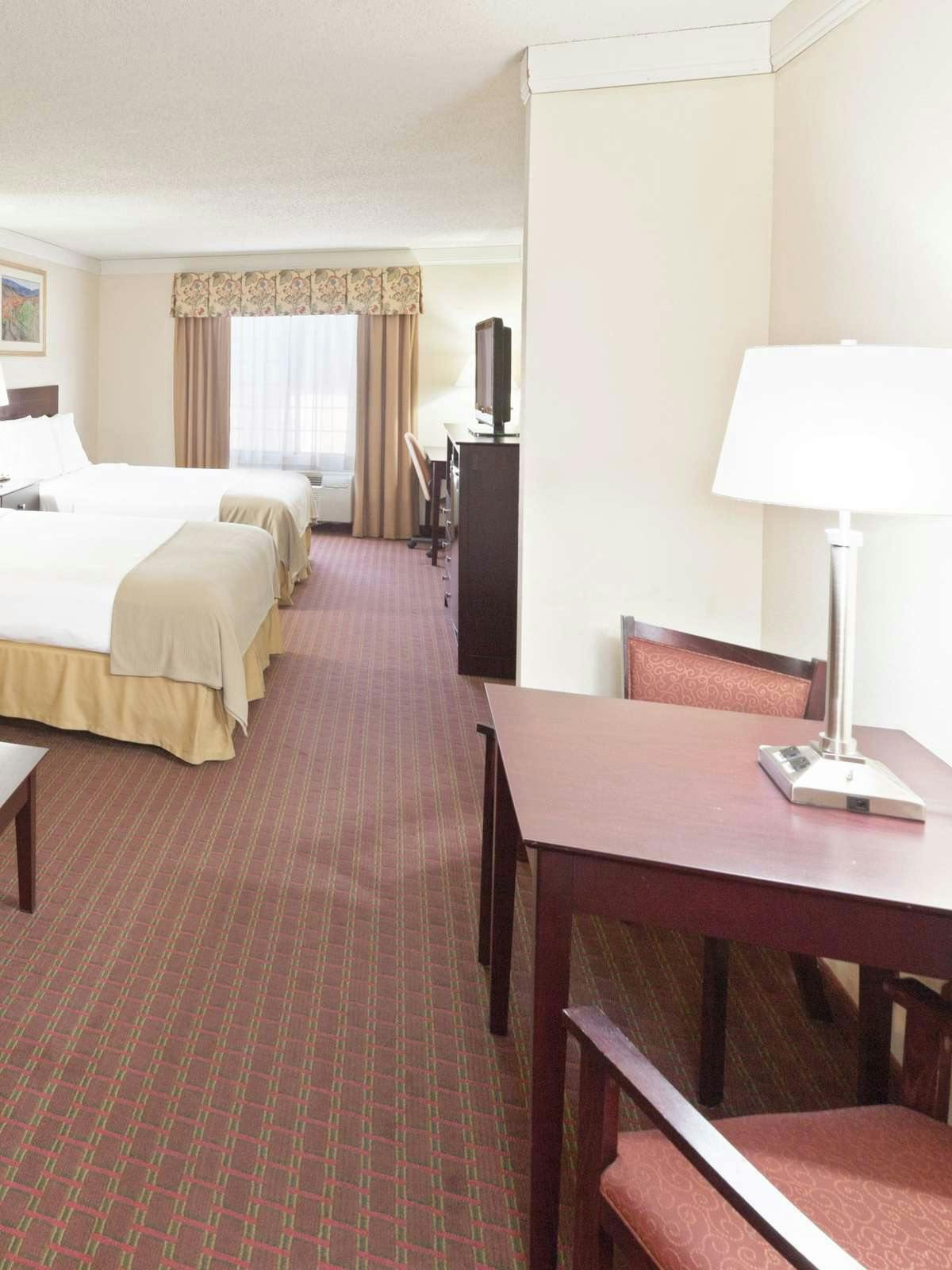 Hotel Holiday Inn Express Hotel & Suites Plainview photo 2