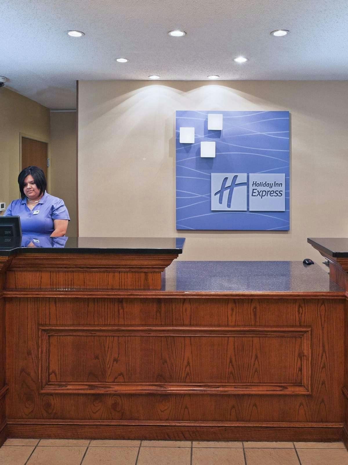 Hotel Holiday Inn Express Hotel & Suites Plainview photo 4