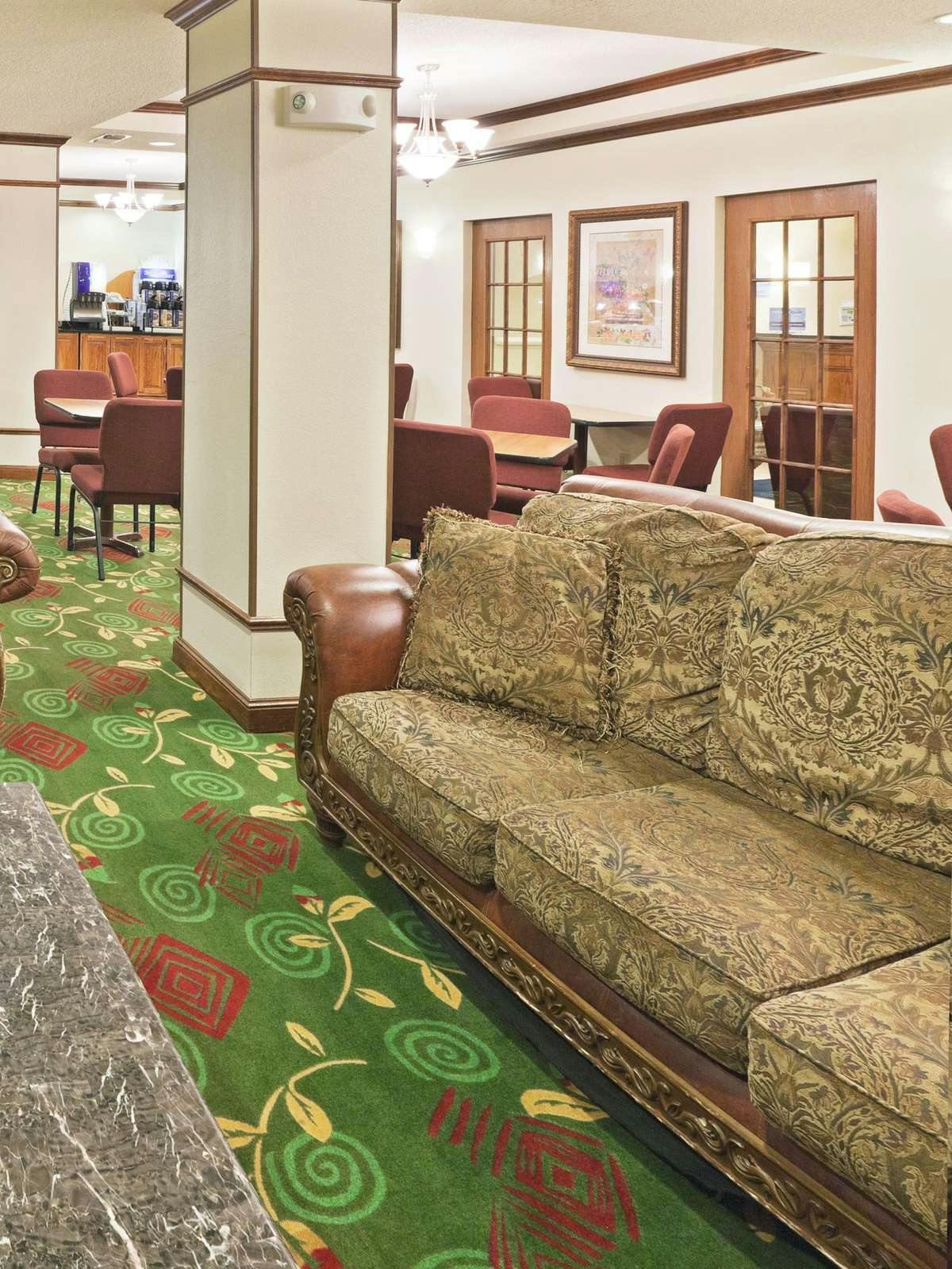 Hotel Holiday Inn Express Hotel & Suites Plainview photo 3