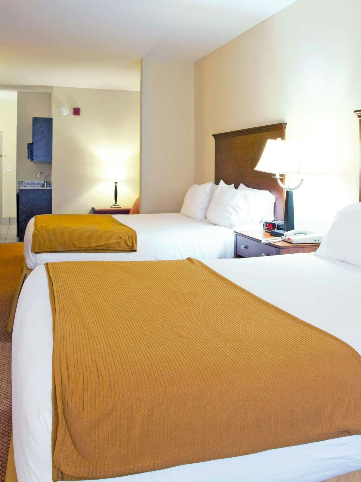 Hotel Holiday Inn Express Hotel & Suites Quincy I 10 photo 1