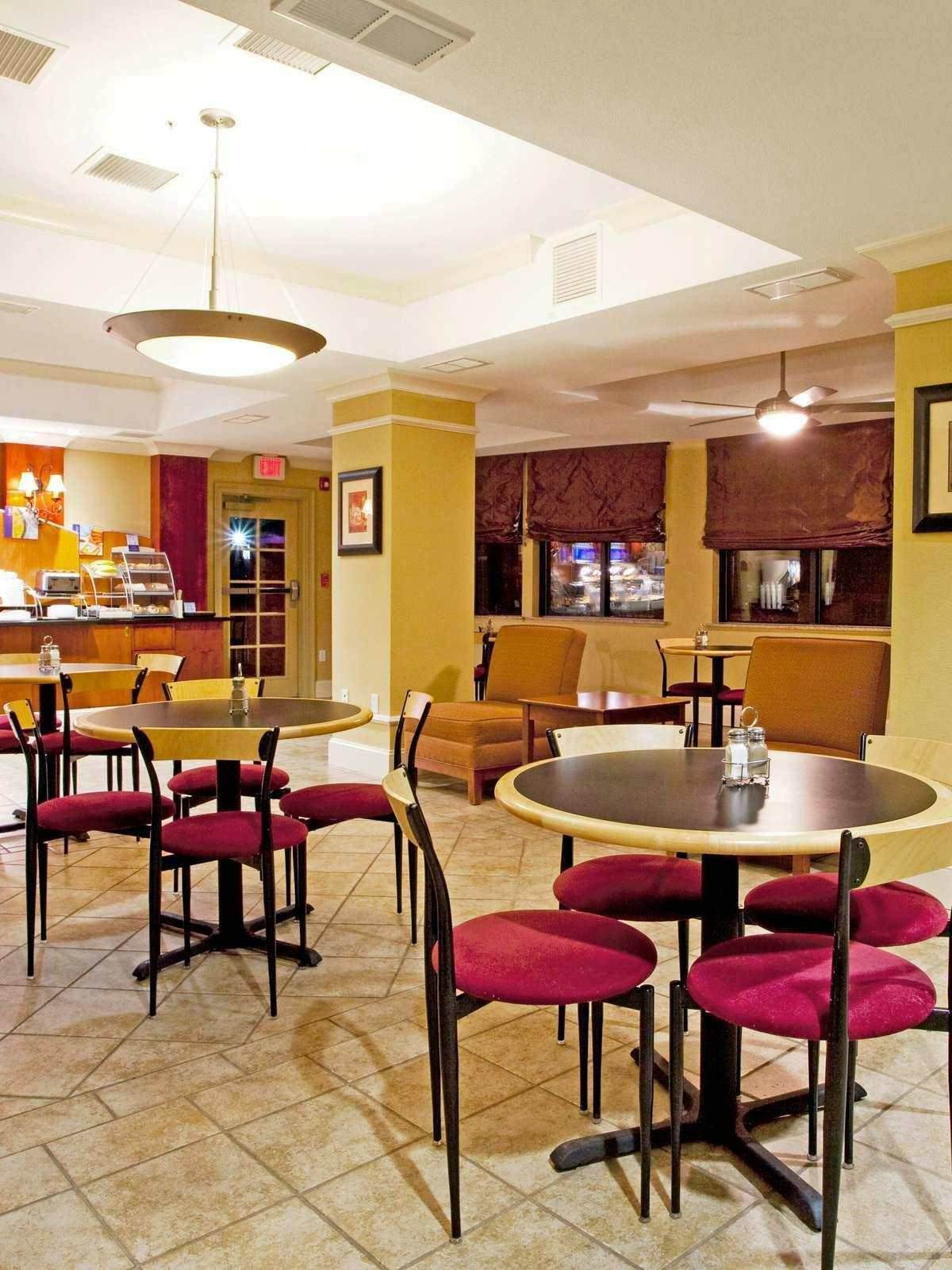 Hotel Holiday Inn Express Hotel & Suites Quincy I 10 photo 5