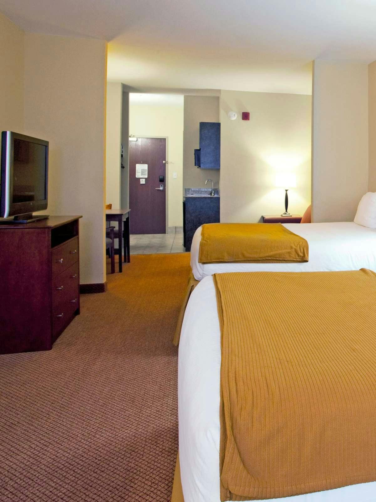 Hotel Holiday Inn Express Hotel & Suites Quincy I 10 photo 2