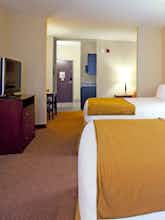 Hotel Holiday Inn Express Hotel & Suites Quincy I 10 photo 2