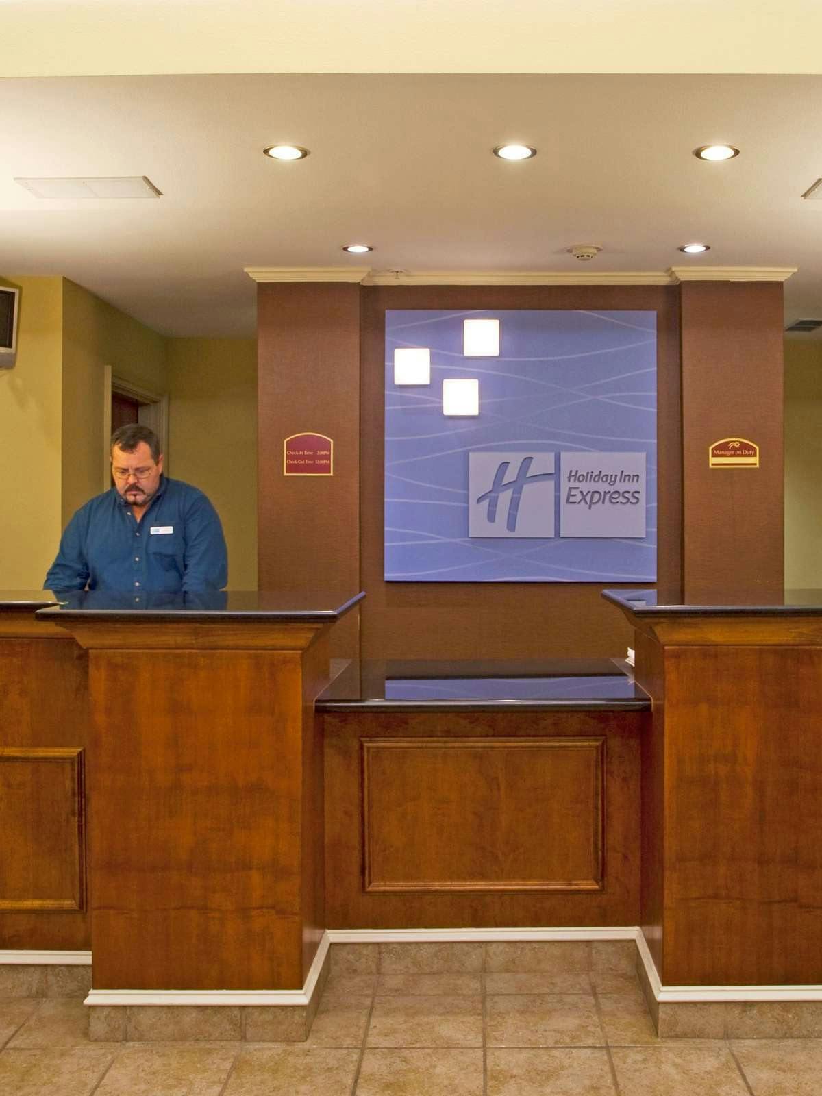 Hotel Holiday Inn Express Hotel & Suites Quincy I 10 photo 4