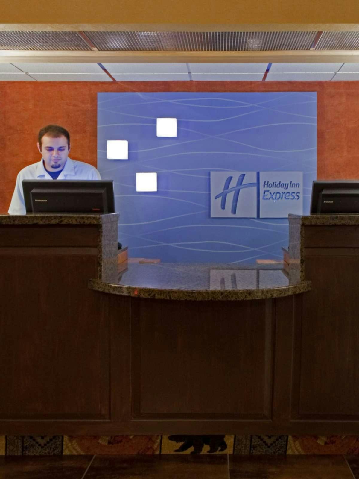 Hotel Holiday Inn Express Hotel & Suites Raton photo 4