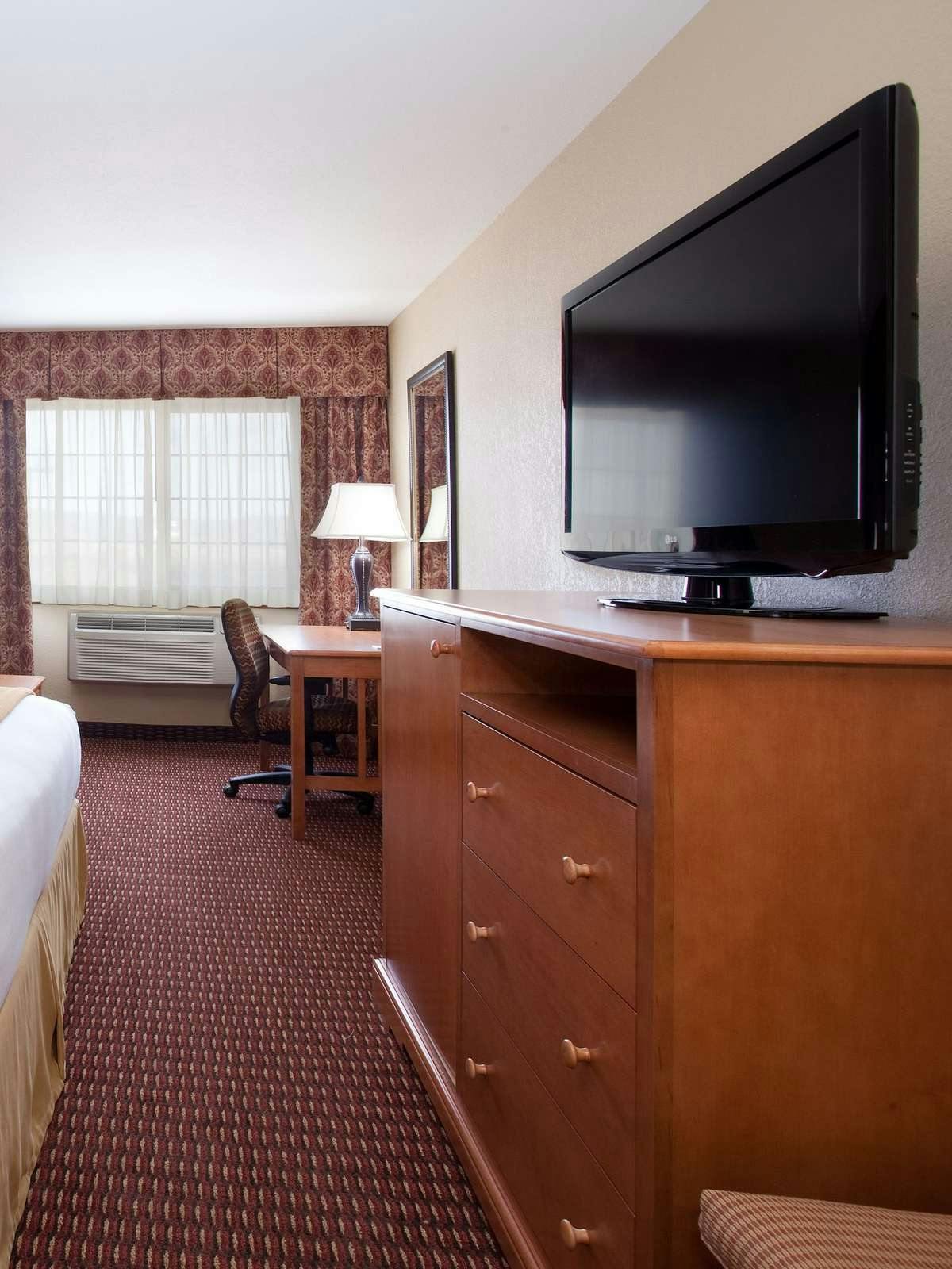 Hotel Holiday Inn Express Hotel & Suites Raton photo 2