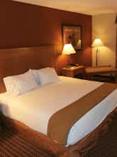 Hotel Holiday Inn Express Hotel & Suites Raton photo 1