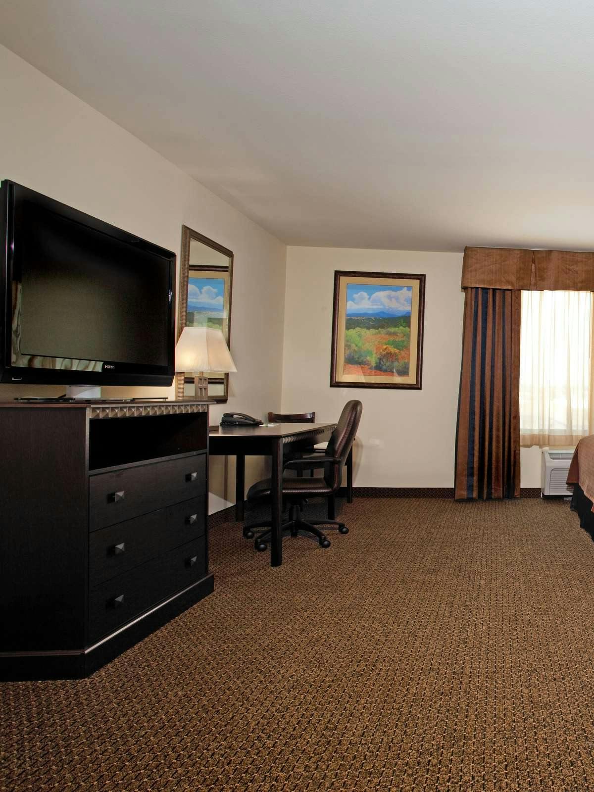 Hotel Holiday Inn Express Hotel & Suites Pueblo North photo 2