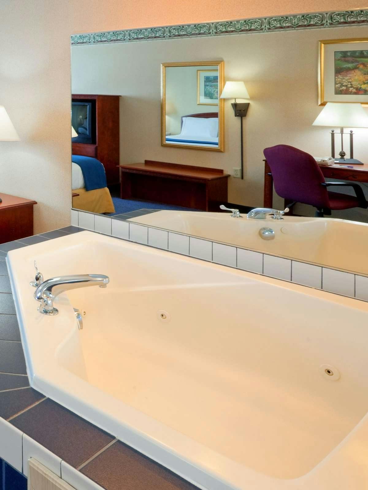 Hotel Holiday Inn Express Hotel & Suites Reading photo 2