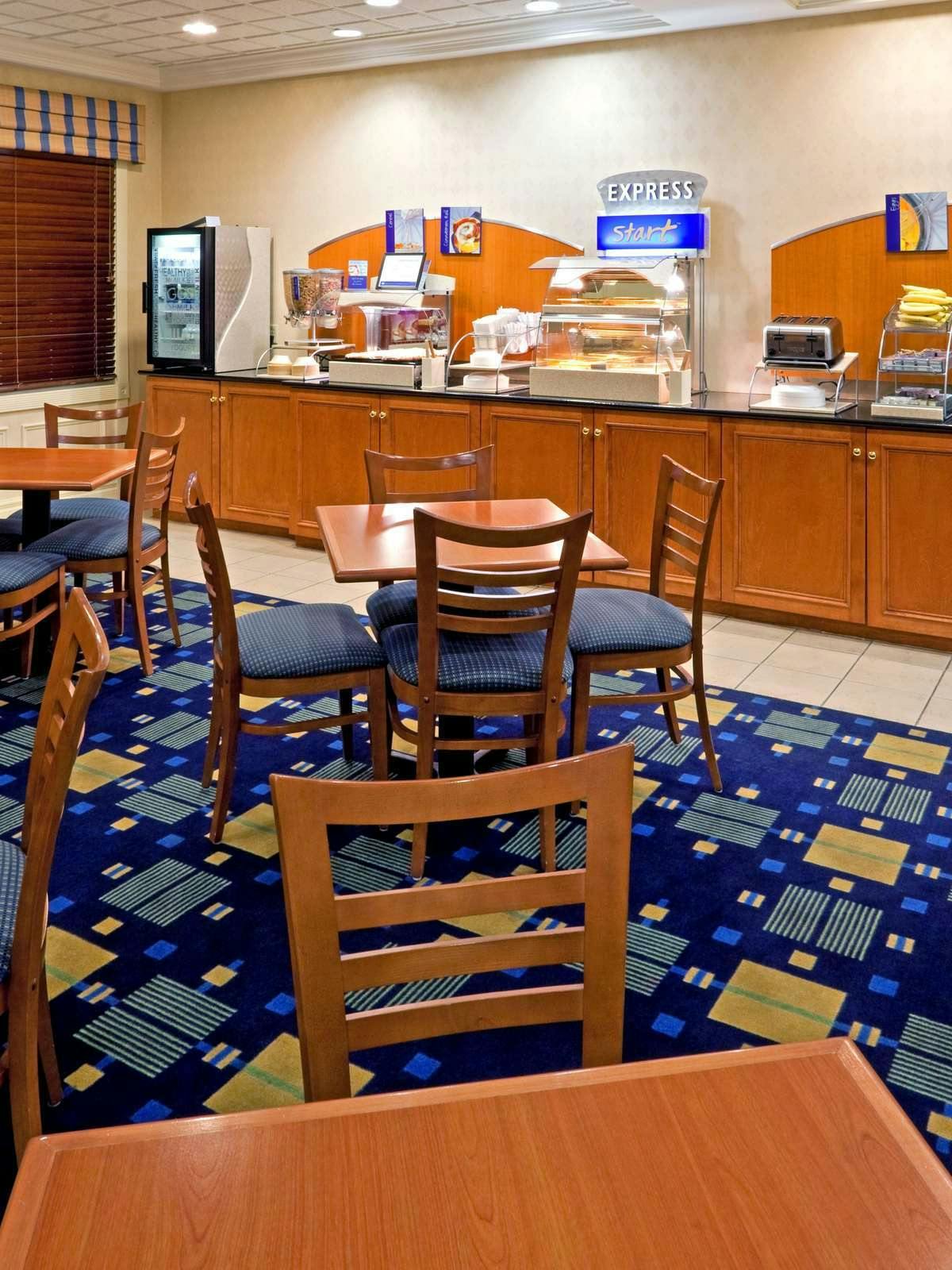 Hotel Holiday Inn Express Hotel & Suites Reading photo 5