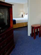 Hotel Holiday Inn Express Hotel & Suites Reading photo 3