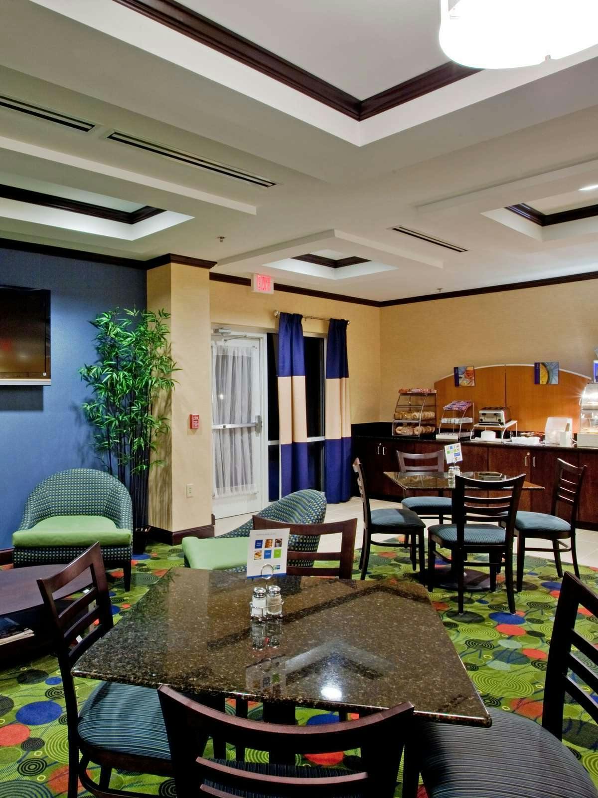 Hotel Holiday Inn Express Hotel & Suites Raleigh SW photo 5