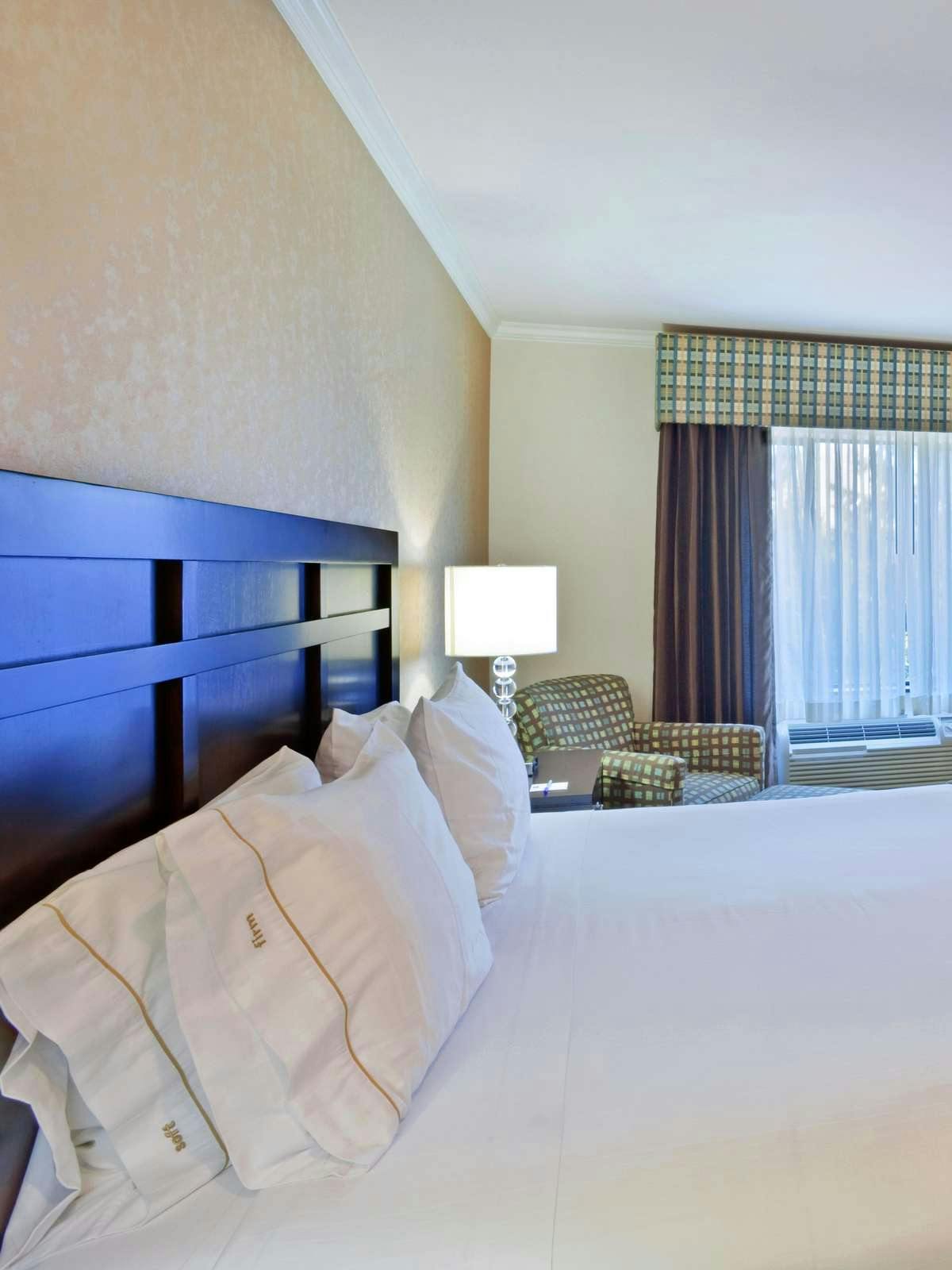 Hotel Holiday Inn Express Hotel & Suites Puyallup photo 1