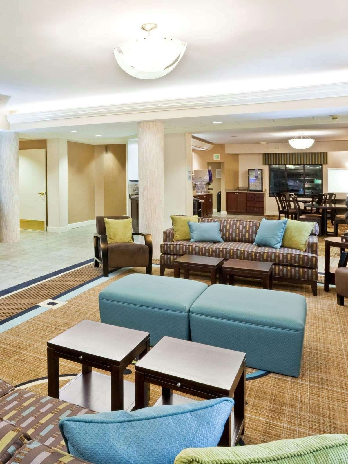 Hotel Holiday Inn Express Hotel & Suites Puyallup photo 3