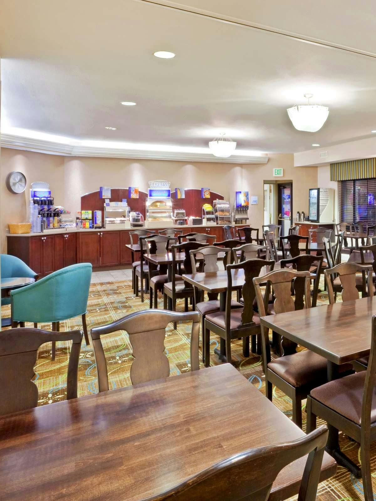 Hotel Holiday Inn Express Hotel & Suites Puyallup photo 5