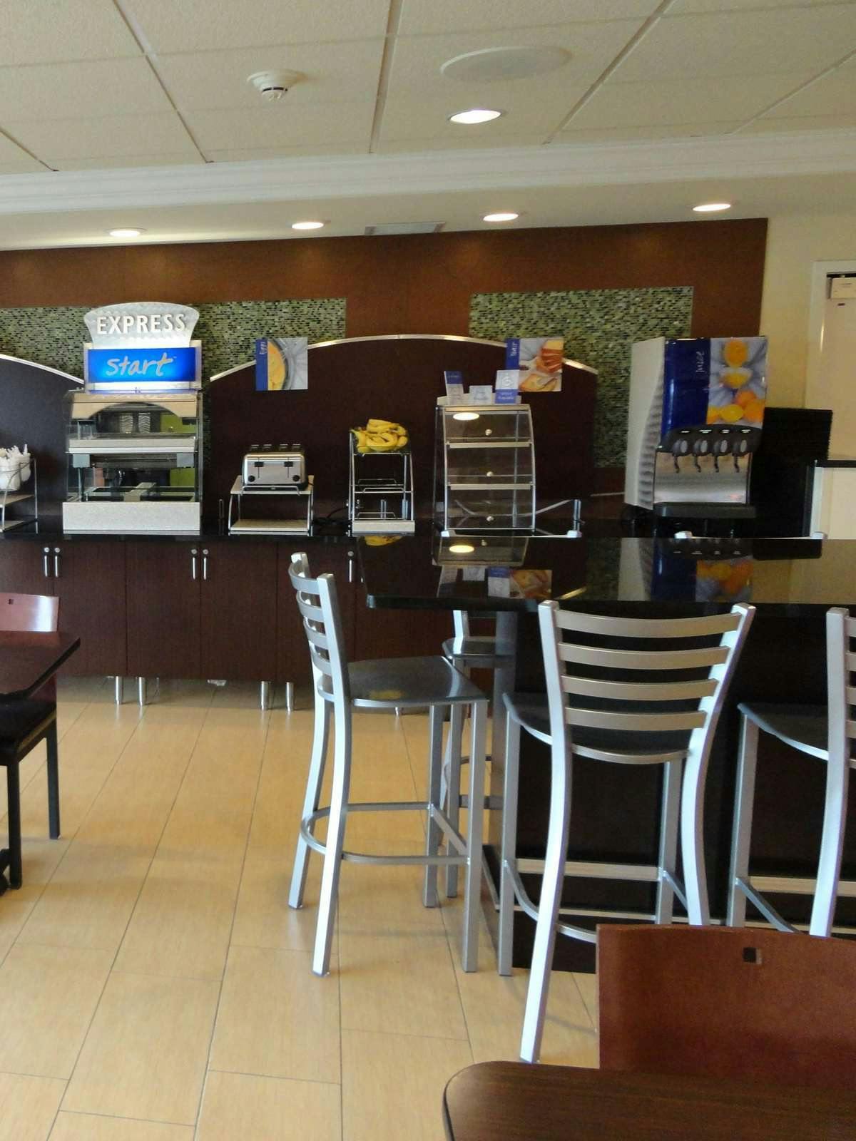 Hotel Holiday Inn Express Hotel & Suites Rogers photo 4