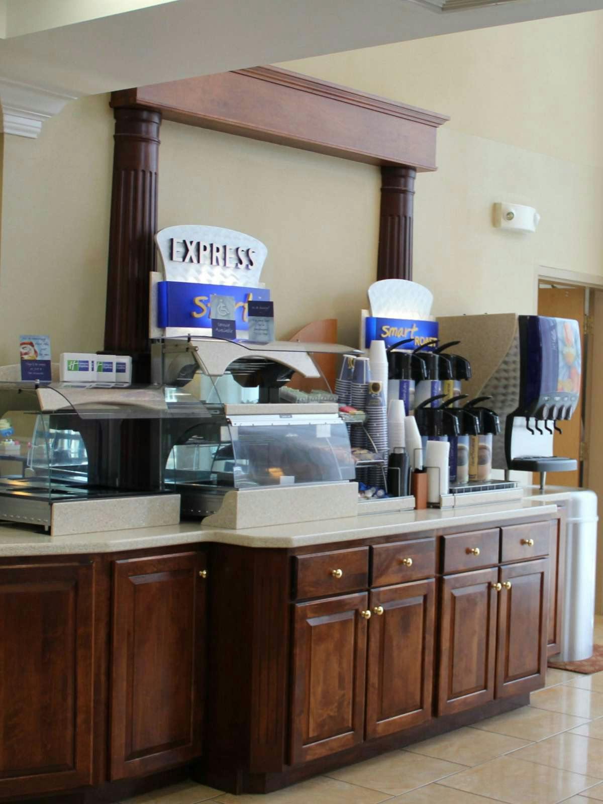 Hotel Holiday Inn Express Hotel & Suites Richmond photo 4