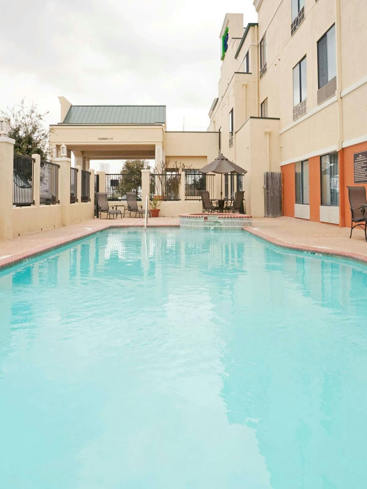 Hotel Holiday Inn Express Hotel & Suites Round Rock photo 4