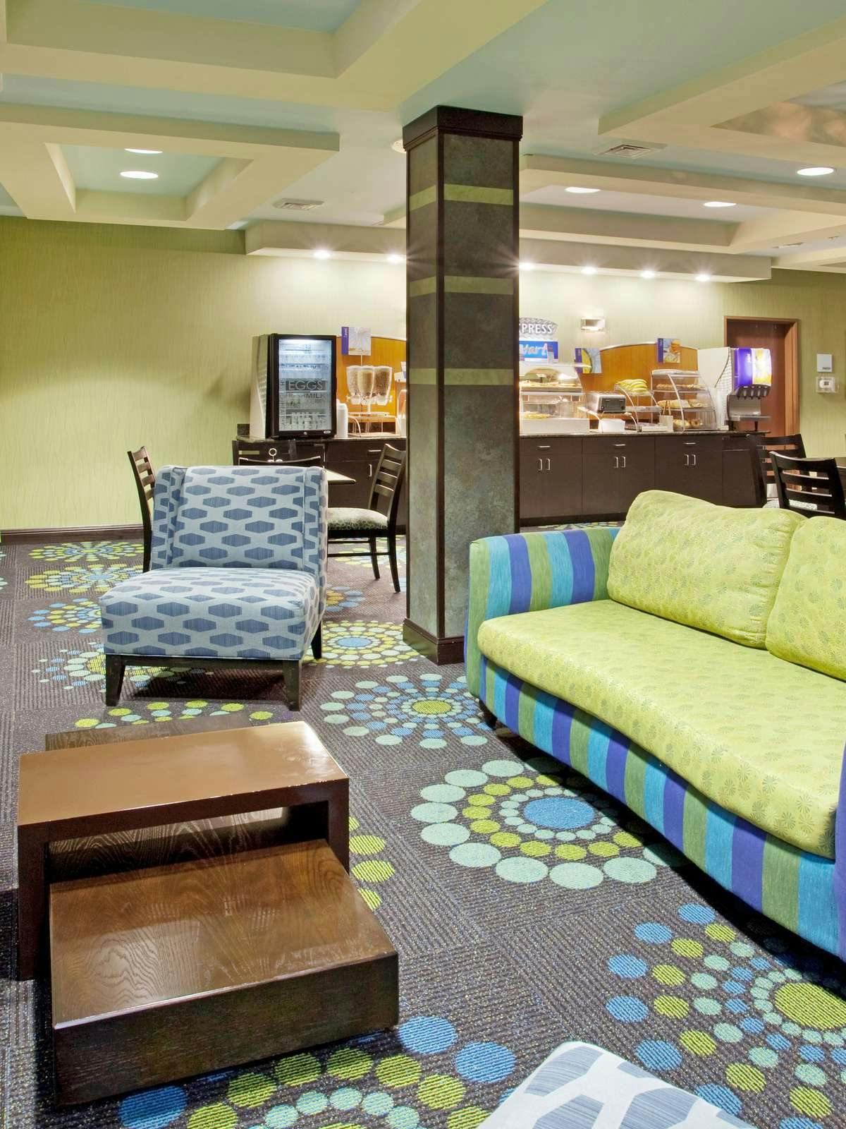 Hotel Holiday Inn Express Hotel & Suites Salem photo 3