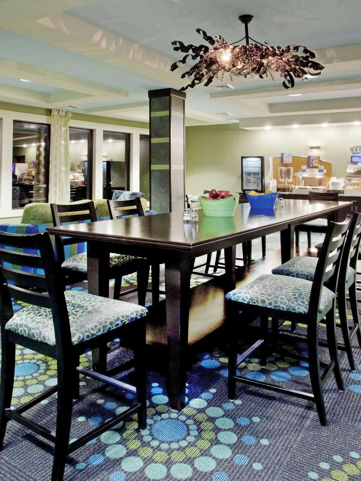 Hotel Holiday Inn Express Hotel & Suites Salem photo 5