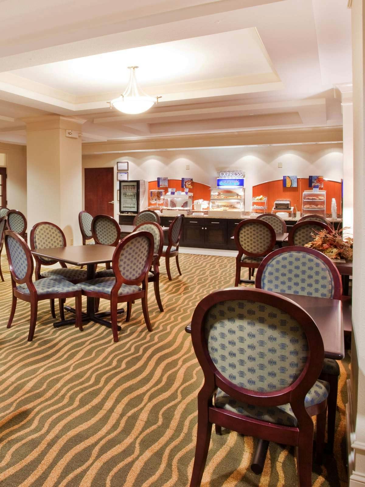 Hotel Holiday Inn Express Hotel & Suites Savannah Midtown photo 5