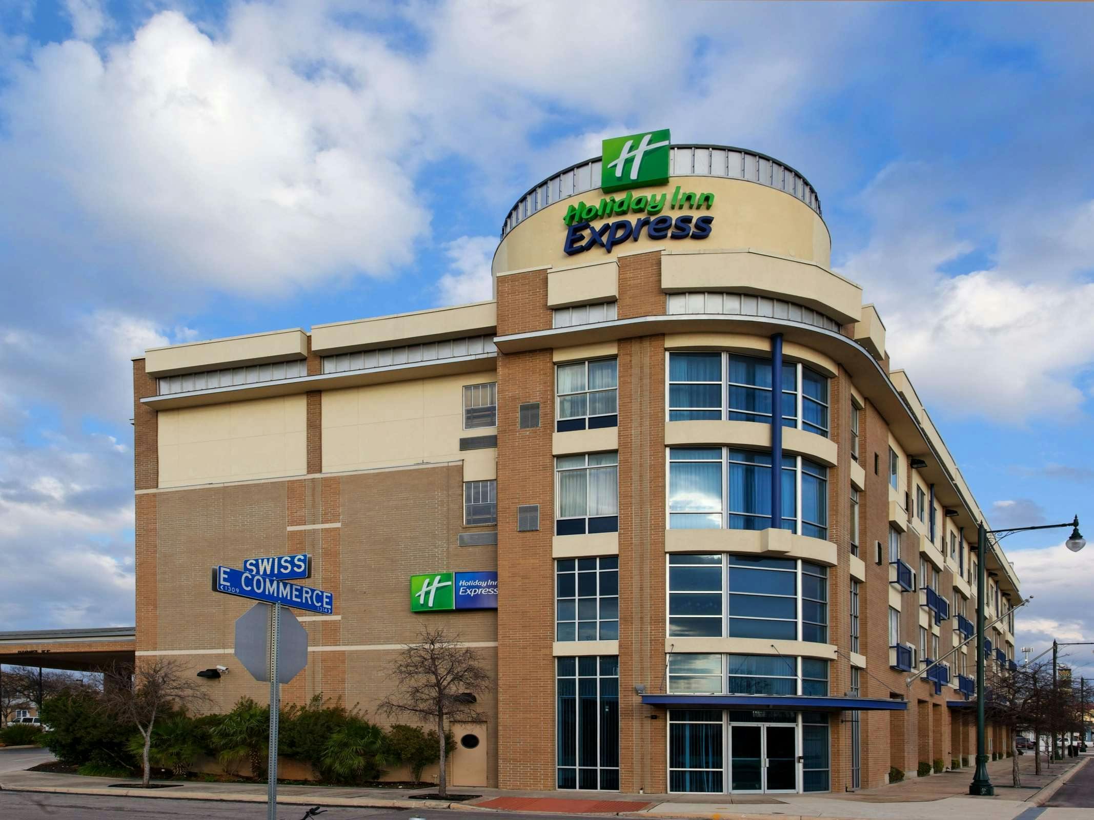 Holiday Inn Express Hotel & Suites San Antonio Rivercenter