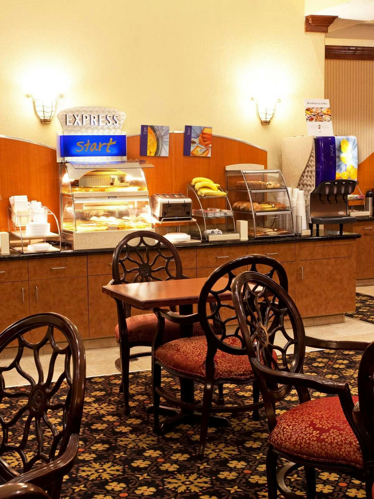 Hotel Holiday Inn Express Hotel & Suites Scott photo 5