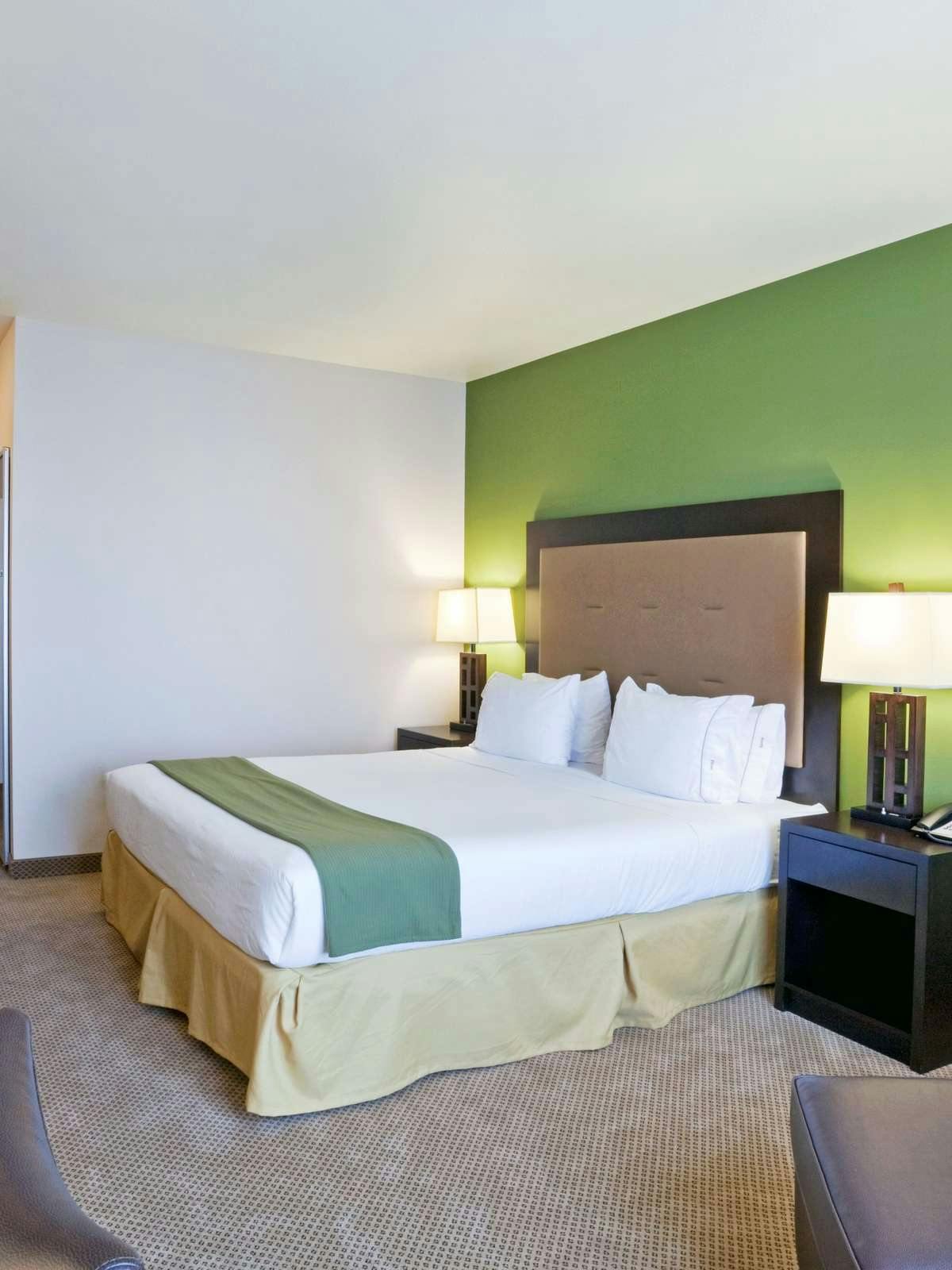 Hotel Holiday Inn Express Hotel & Suites Sequim photo 1