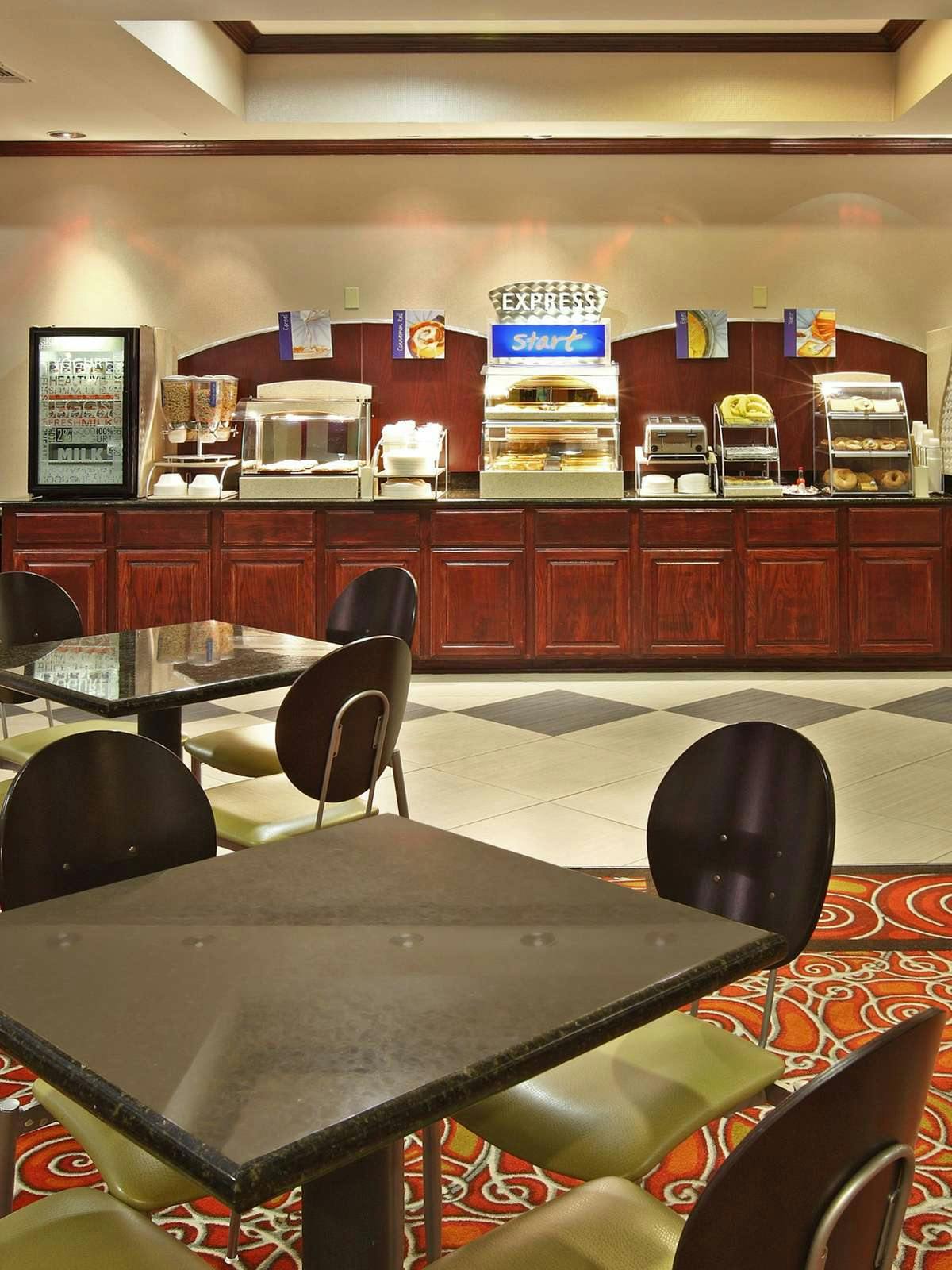 Hotel Holiday Inn Express Hotel & Suites Shreveport West photo 5