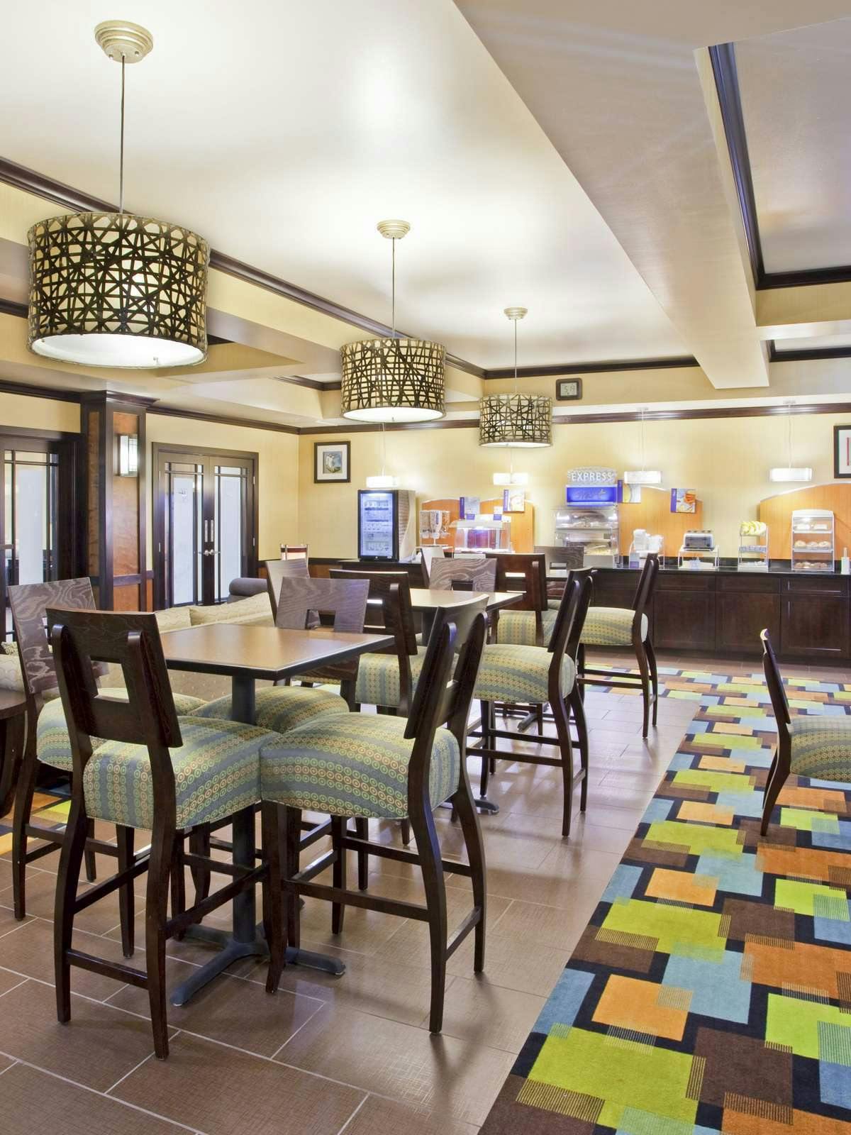 Hotel Holiday Inn Express Hotel & Suites Van Wert photo 4