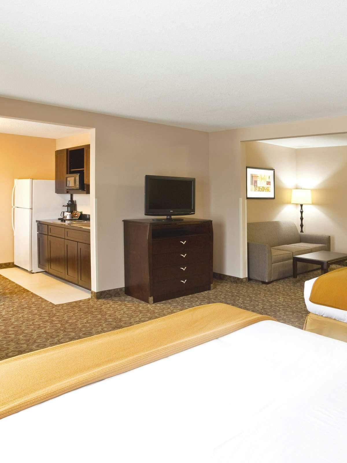 Hotel Holiday Inn Express Hotel & Suites Van Wert photo 2