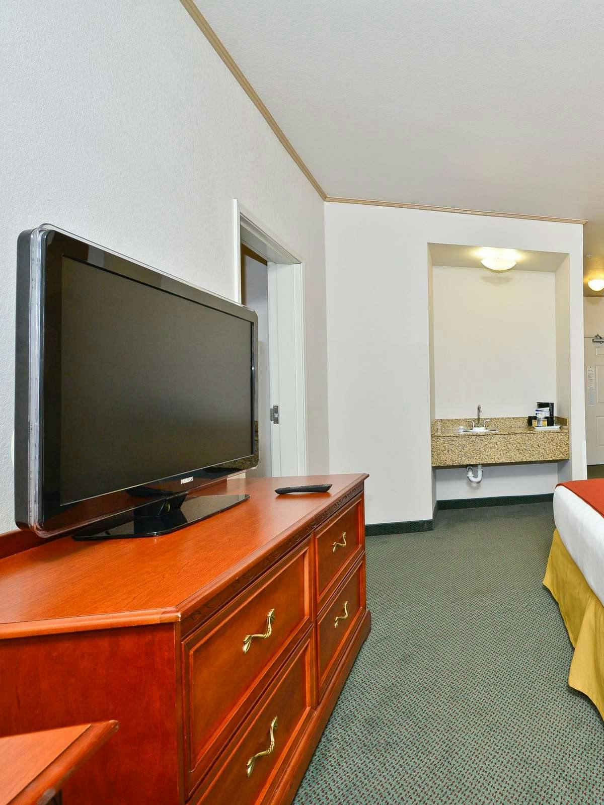 Hotel Holiday Inn Express Hotel & Suites South Lakewood photo 2