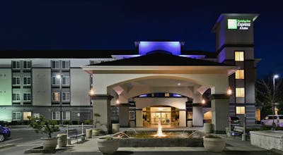 Holiday Inn Express Hotel & Suites South Lakewood