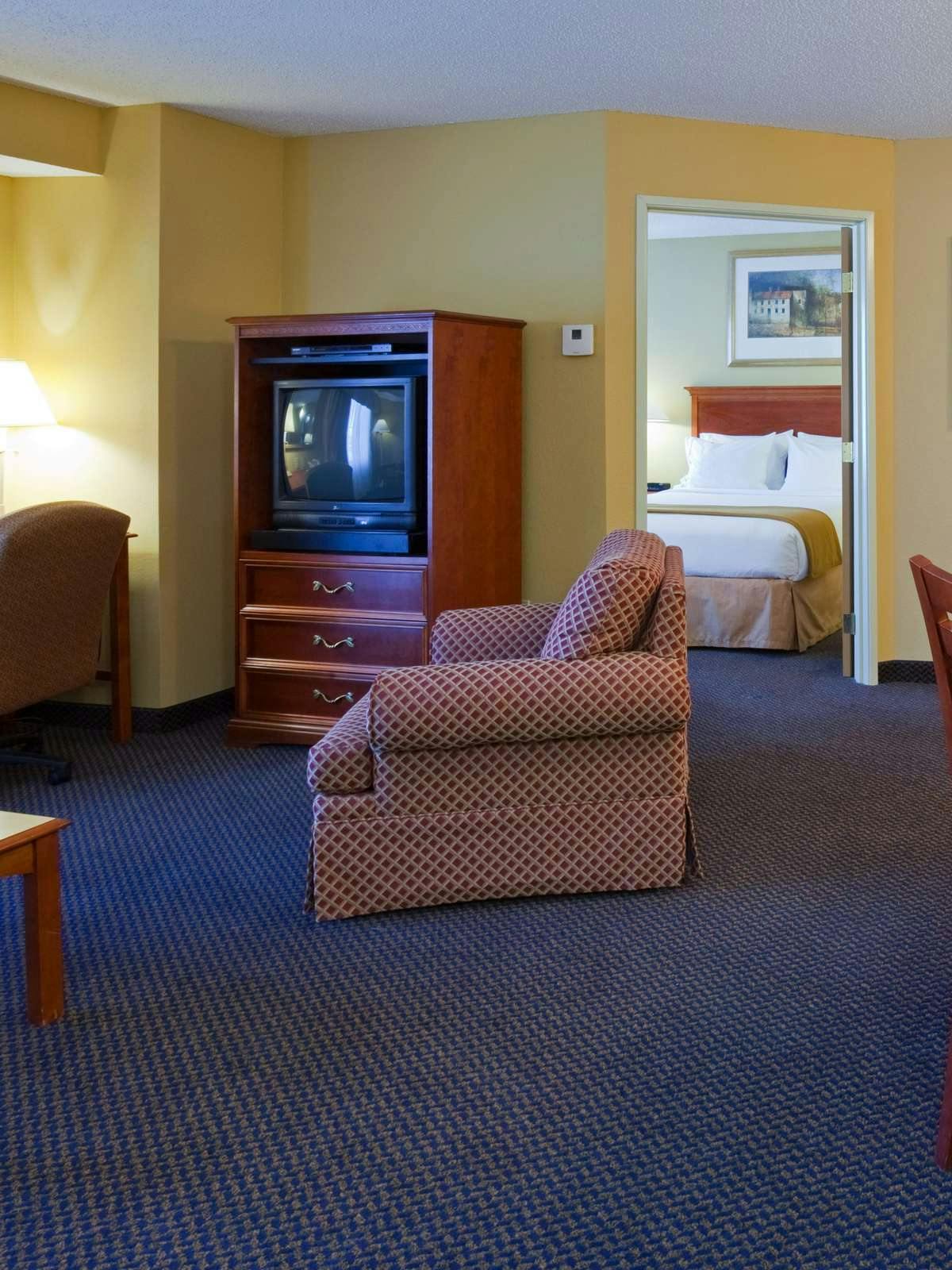 Hotel Holiday Inn Express Hotel & Suites St. Cloud photo 2