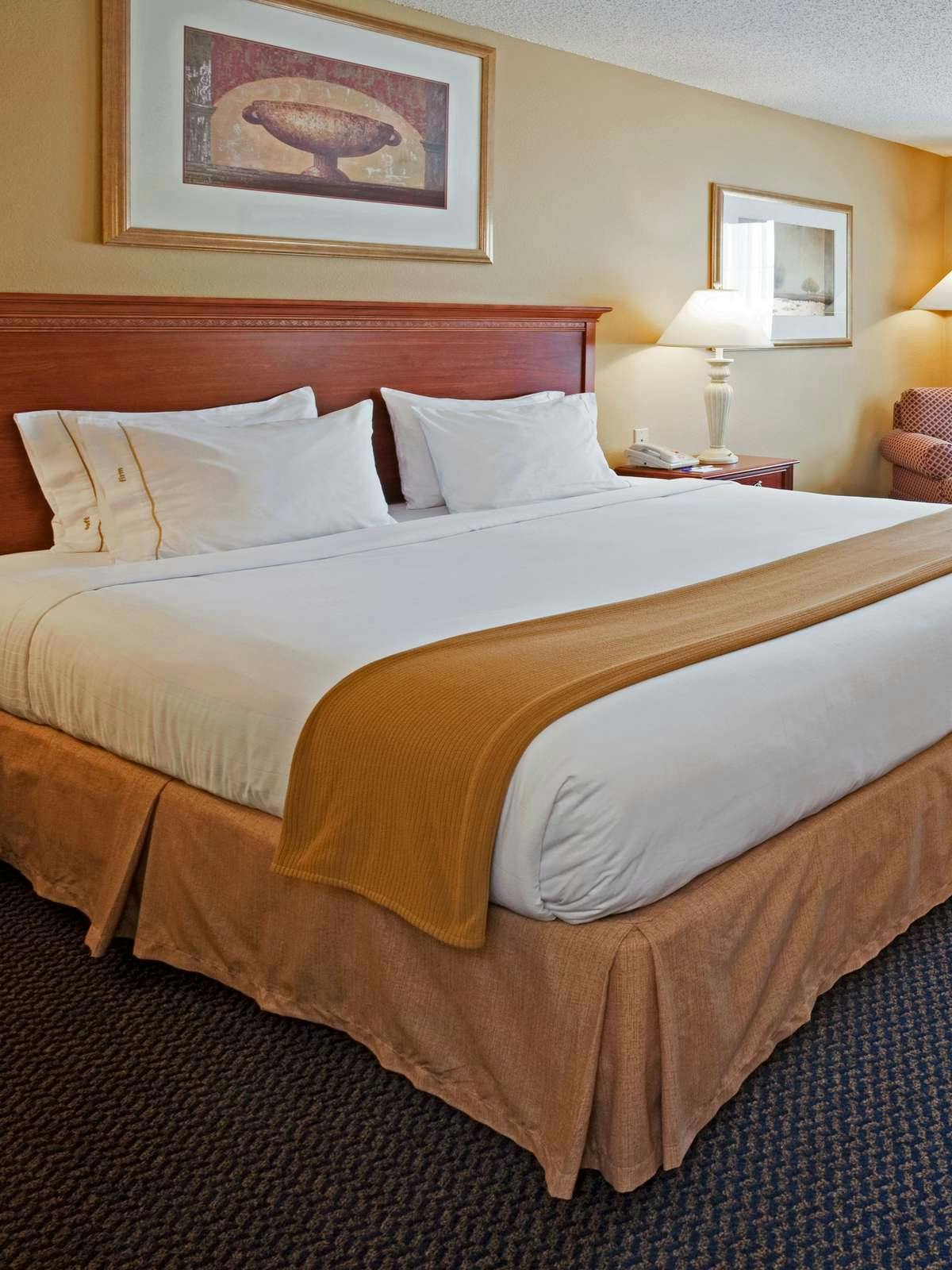 Hotel Holiday Inn Express Hotel & Suites St. Cloud photo 1