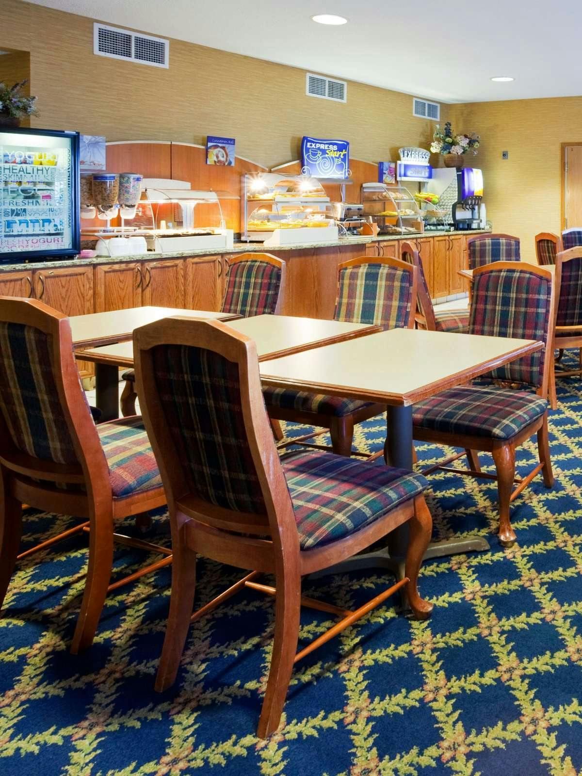 Hotel Holiday Inn Express Hotel & Suites St. Cloud photo 5