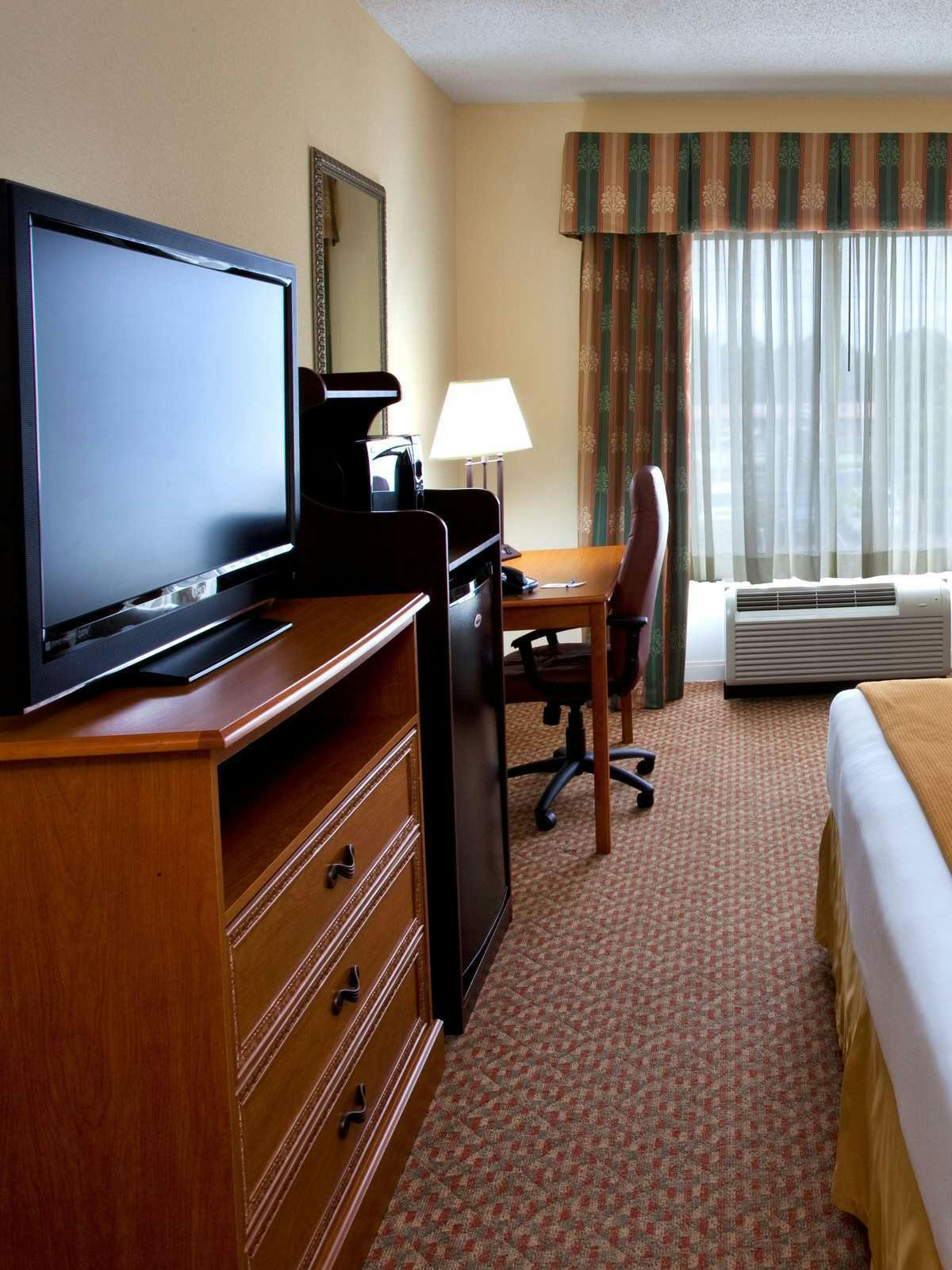 Hotel Holiday Inn Express Hotel & Suites Spring Hill photo 2