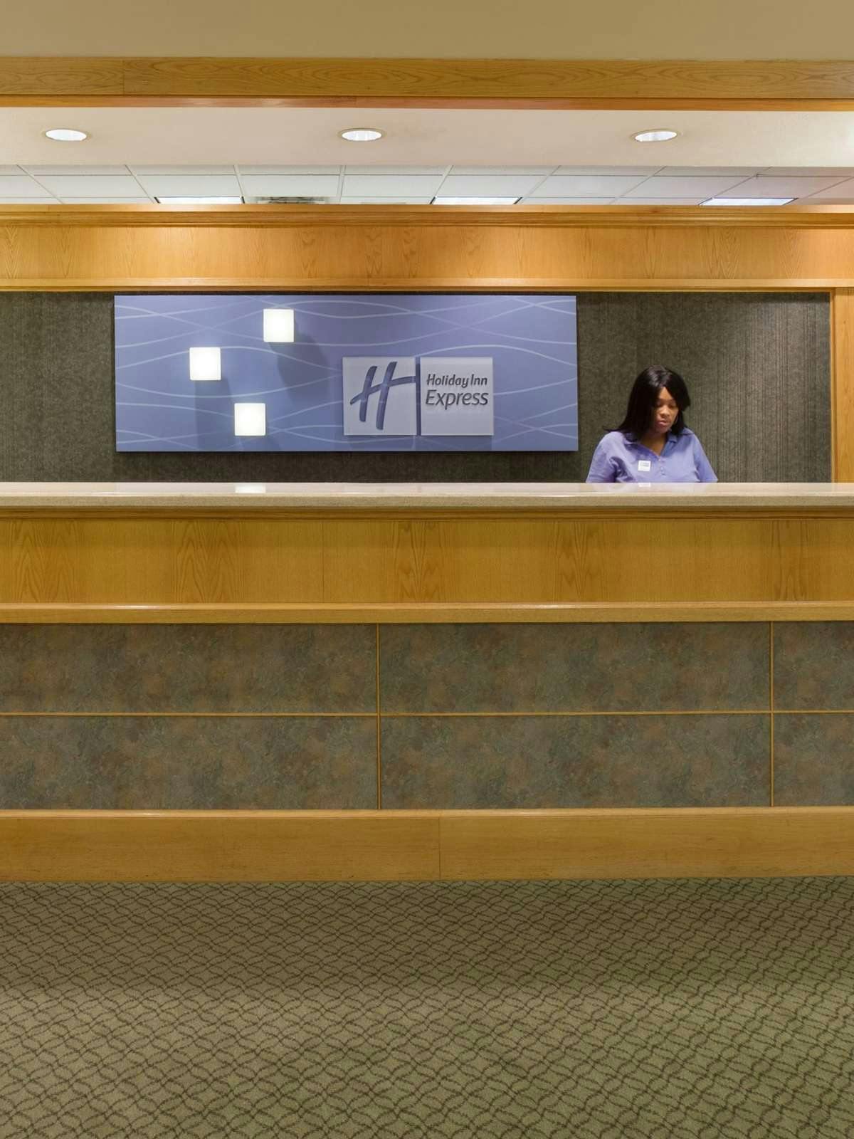 Hotel Holiday Inn Express Hotel & Suites Springfield photo 3